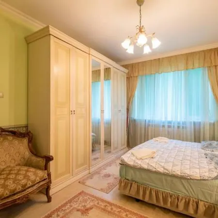 Luxury Baroque Interior In Perfect 1-bedroom Flat Apartment *