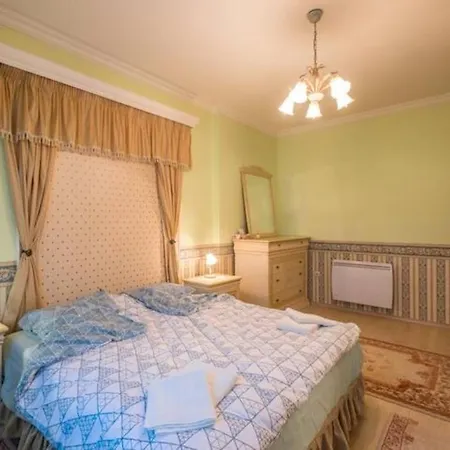 Luxury Baroque Interior In Perfect 1-bedroom Flat