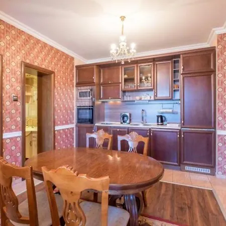 Luxury Baroque Interior In Perfect 1-bedroom Flat Apartment *
