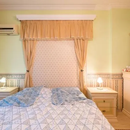 Apartment Luxury Baroque Interior In Perfect 1-bedroom Flat